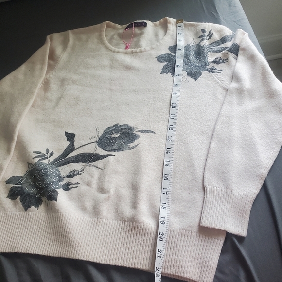 Elegant Beige Floral Sweater - Soft Knit with Black Flower Print for women - Picture 4 of 7